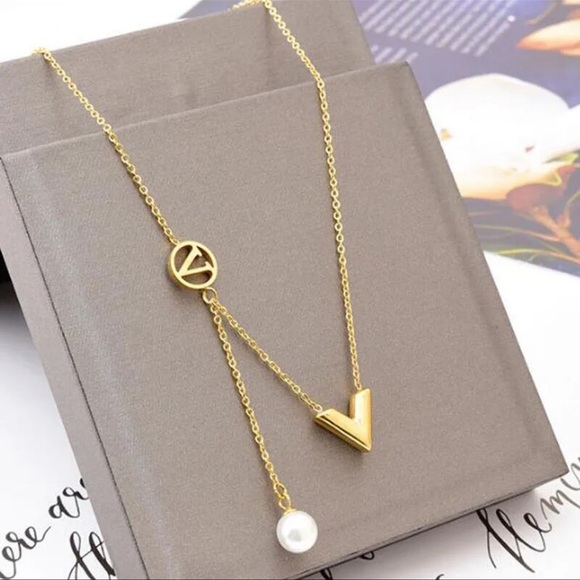 💫Final Price💫Stainless Steel V Letter Necklace - Picture 1 of 5